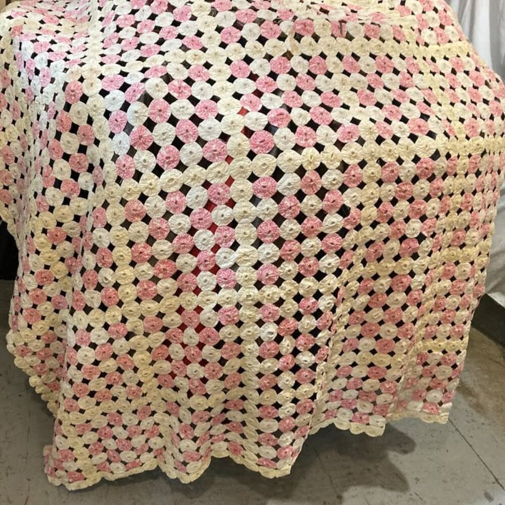 Vtg antique 1930  yo yo yummy hand made quilt 80" x 100" pink/ivory yellow/white